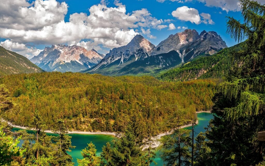 Paisaje natural de montaña con lago alpino, bosques y árboles en los Alpes de Austria